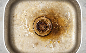 כיור מלוכלך (צילום: Nerijus Juras / Shutterstock.com)