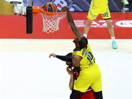 בריסט מתעופף. סיפק את אחד הדאנקים היפים של העונה ביורוליג (GETTY)