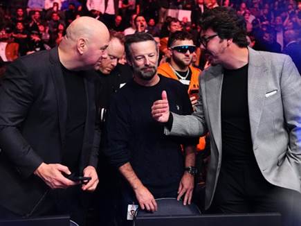 אחד מבכירי הארגון צפה מקרוב. שון שלבי (באמצע), לצד האנטק קמפבל ודי (צילום: ספורט 5)