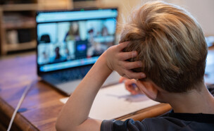 תלמיד לומד מרחוק בזמן המלחמה (צילום: חן ליאופולד, פלאש 90)