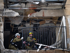 הצוותים בזירה בבניין בבני ברק בעקבות ירי הטילים (צילום: חיים גולדברג, פלאש90)