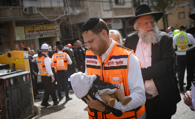 הצוותים בזירה בבניין בבני ברק בעקבות ירי הטילים הצוותים בזירה בבניין בבני ברק בעקבות ירי הטילים