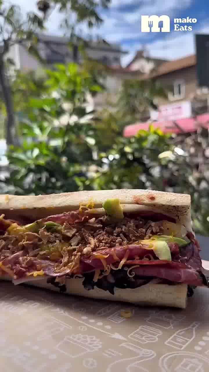 כולל בגט באורך מטר: אחת המעדניות השוות במרכז, שפתוחה גם עכשיו