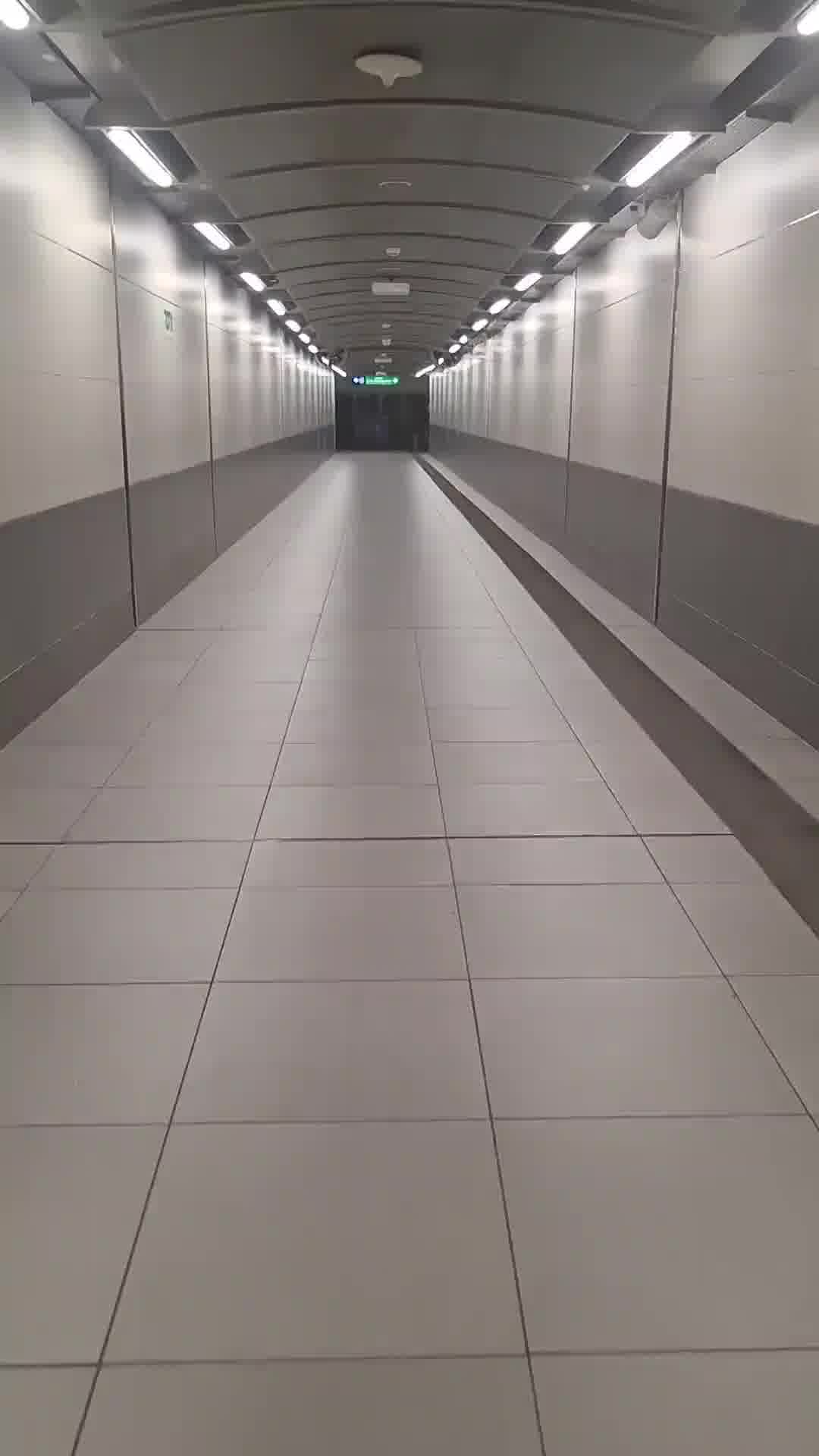 ריקה בראשון בבוקר: אחרי האזעקות הלילה, מראה חריג ברכבת האוניברסיטה בת"א
