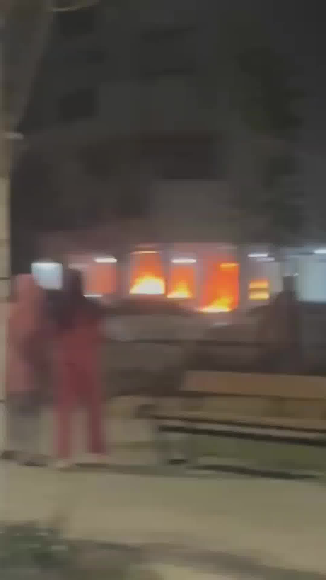 להבות ענק בין הבניינים אחרי נפילת שבר הטיל: תיעוד דרמטי מעיר גדולה בגוש דן
