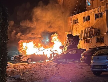 שיגורים מאיראן: שרפות במרכז בעקבות נפילת שברי יירוט