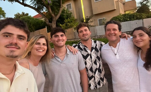 אדיר מסיקה ז"ל (שלישי מימין) ובני משפחתו