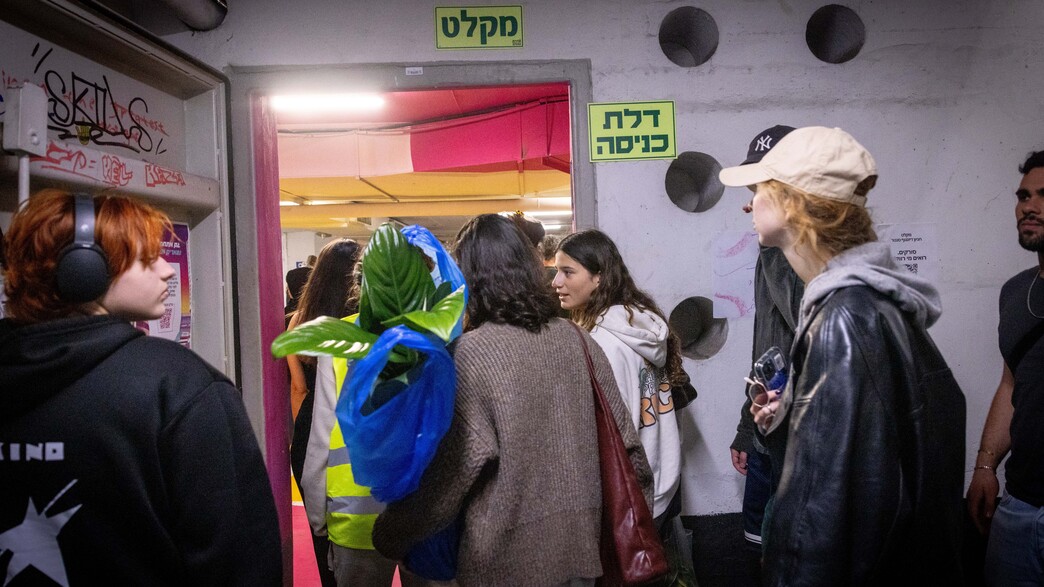 אזרחים מתמגנים בזמן אזעקות 