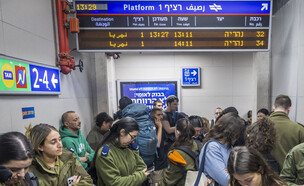 נוסעים תופסים מחסה מטילים בתחנת רכבת בחיפה, 10.3.2026 (צילום: יוסי אלוני, פלאש 90)