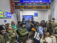נוסעים תופסים מחסה מטילים בתחנת רכבת בחיפה, 10.3.2026 (צילום: יוסי אלוני, פלאש 90)