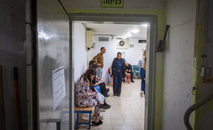 אזרחים מתמגנים בזמן אזעקות  (צילום: חיים גולדברג, פלאש 90)