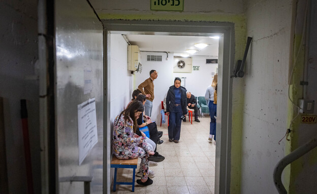 אזרחים מתמגנים בזמן אזעקות 