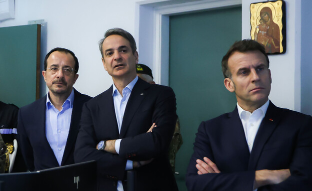 עמנואל מקרון, ניקוס כריסטודוולידס וקיריאקוס מיצוטאקיס