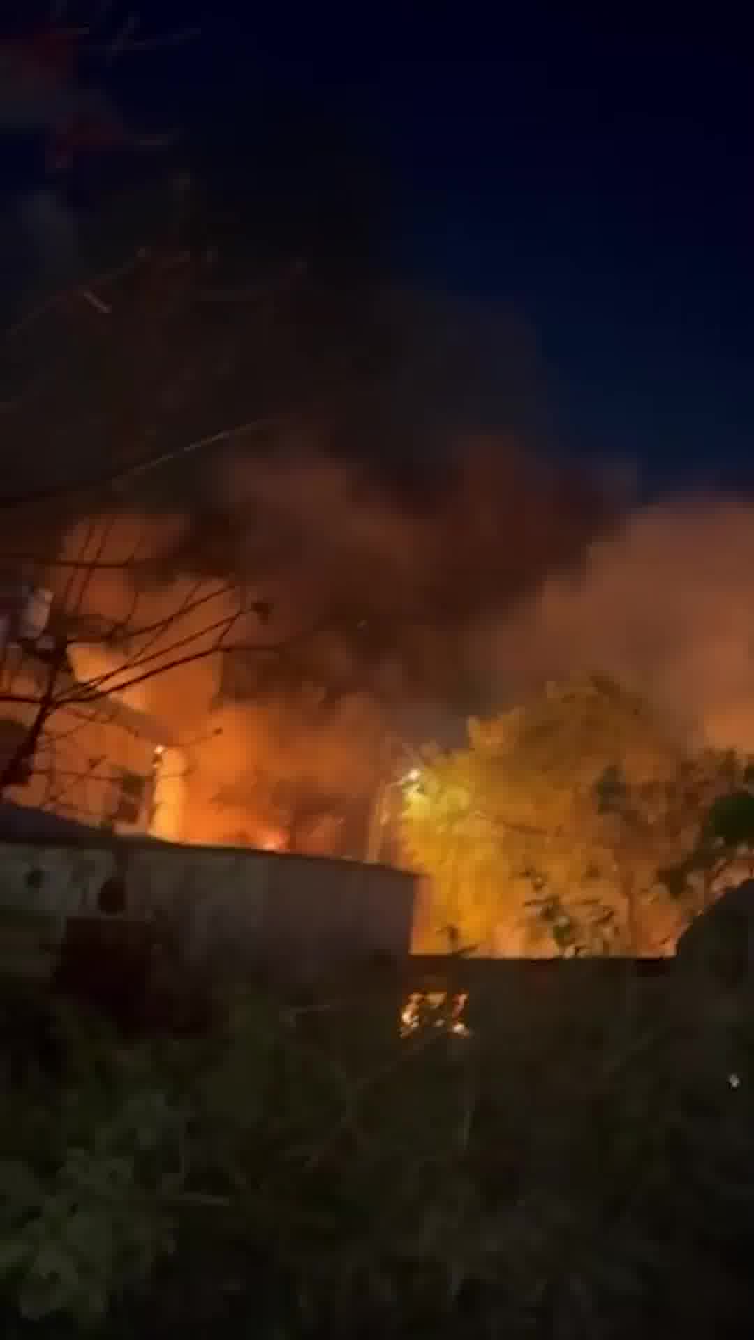 להבות במבנה שנפגע בנהריה - שלושה פונו במצב קל משאיפת עשן