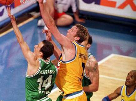 שילם על הקריירה כשאצר רגשות. קטש במדי פאו (FIBA)