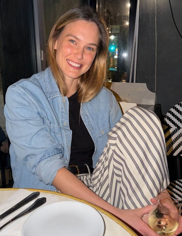 בר במכנסי פסים