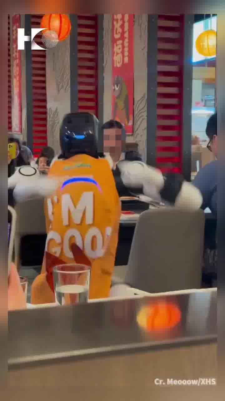 רובוט מרקד יצא משליטה במסעדה אסייתית