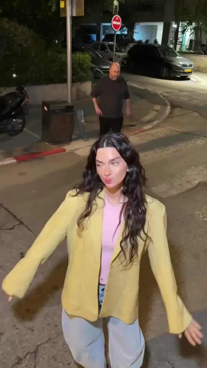פרידה מוציאה שיר חדש ומגייסת את הניצב מספר 1