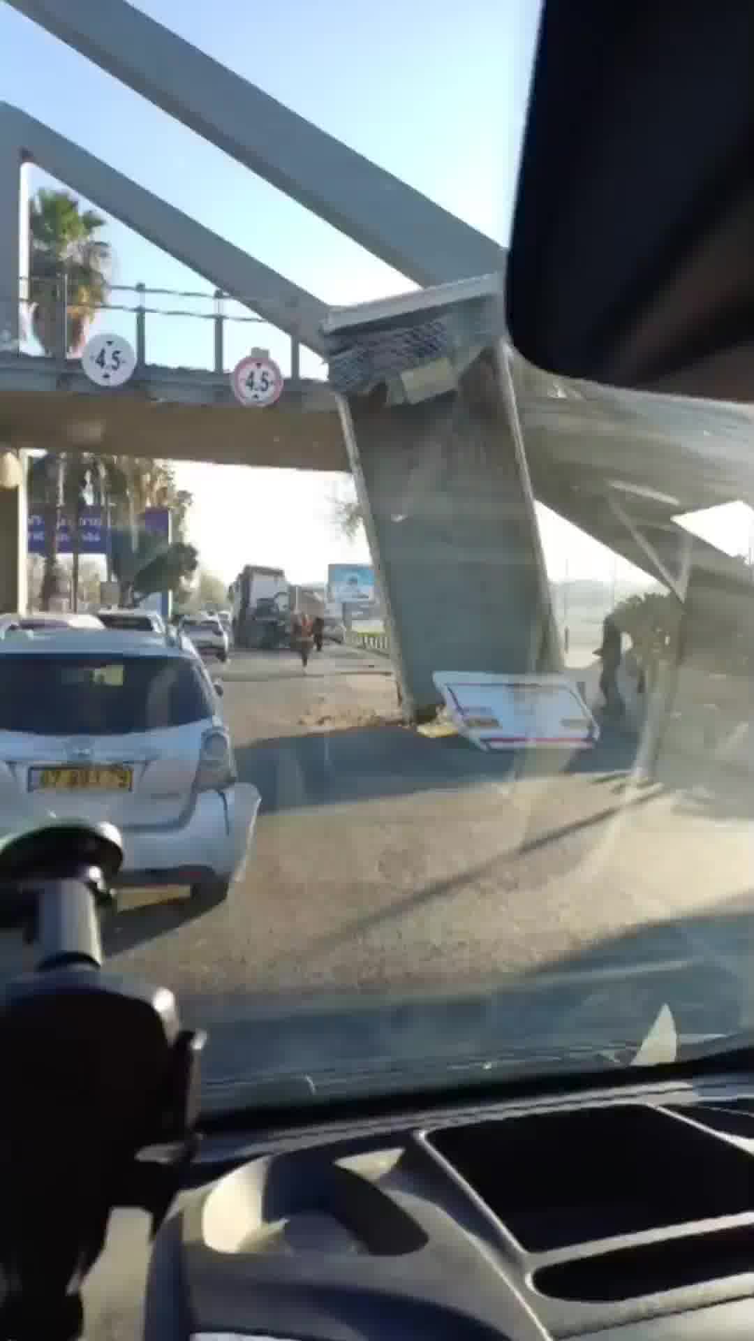 מטען של משאית נתקע בגשר בשדרות רוקח בתל אביב