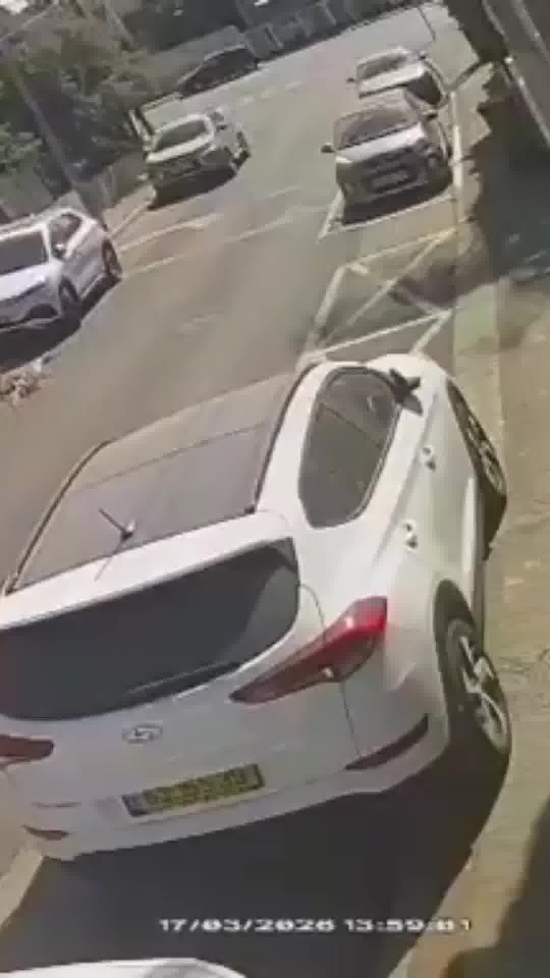 שבר הטיל מתרסק בין המכוניות באמצע השכונה: תיעוד דרמטי | מתפרסם באישור הצנזורה 