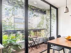 מרפסת עמידה עיצוב אדריכלית שירה אפק  (צילום: יואב פלד)