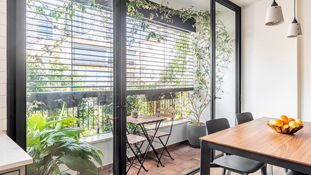 גם מטר מספיק: המרפסות הקטנות כובשות את הבית