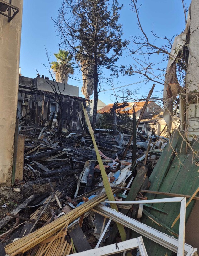 הבית של בשמת ודב פליישמן שנפגע מהטיל בנהריה