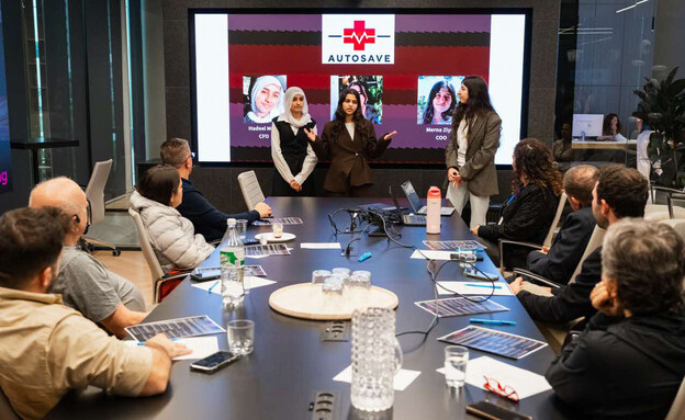 חיתוכים לכתבות פסח 2026 הבנות מציגות בפאנל משקיעים