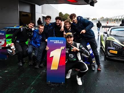 במרוץ השלישי, נגיעה קטנה במרצדס של אלבג ותאונה שגם לוי לא הצליח לה (צילום: ספורט 5)