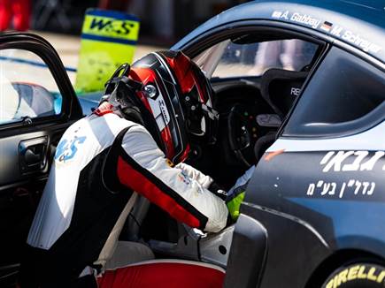 אלון גבאי ב-GT4, חזר אחרי חצי שנה (צילום: ספורט 5)