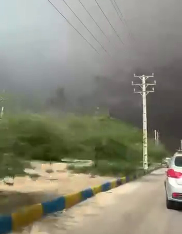 עשן כתוצאה מתקיפות נרחבות בדרום איראן