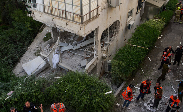 זירת נפילה ברמת גן (צילום: AP)