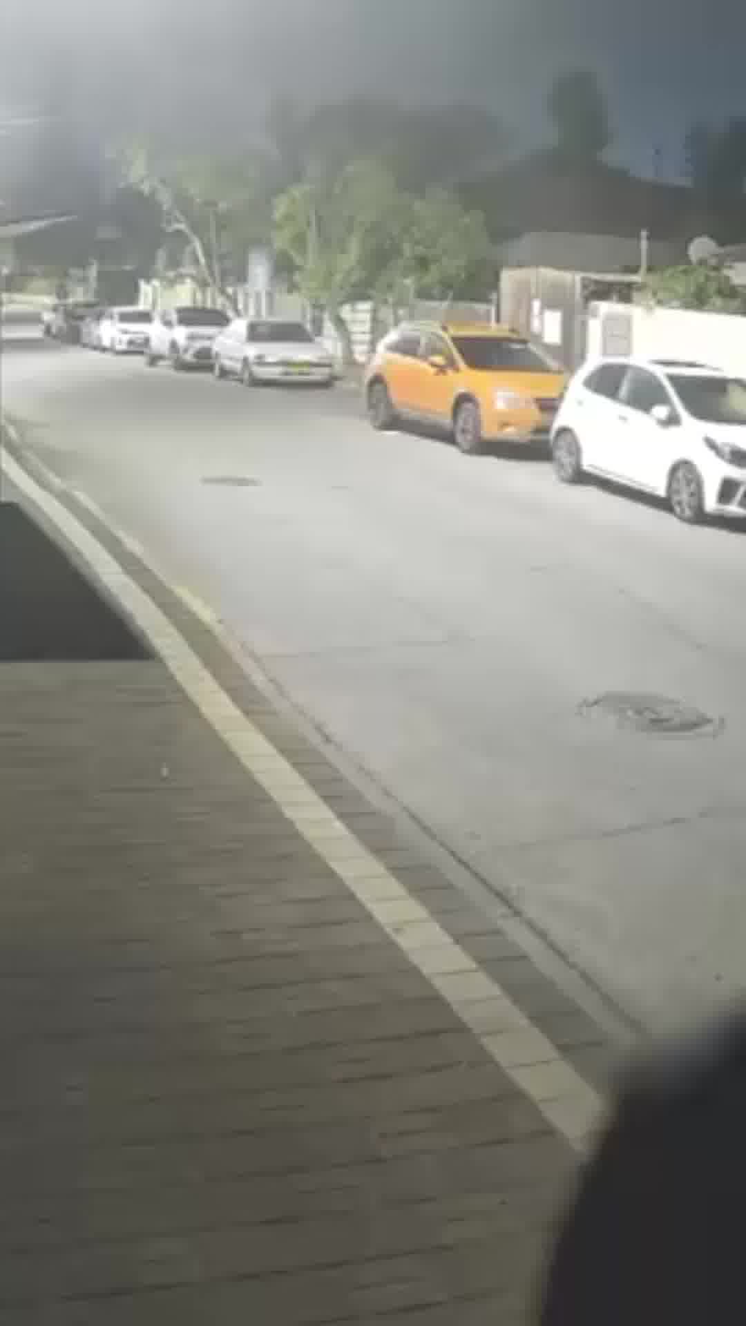 חשיבות המרחב המוגן: אדם עובר רגע לפני נפילת טיל באחד היישובים במרכז