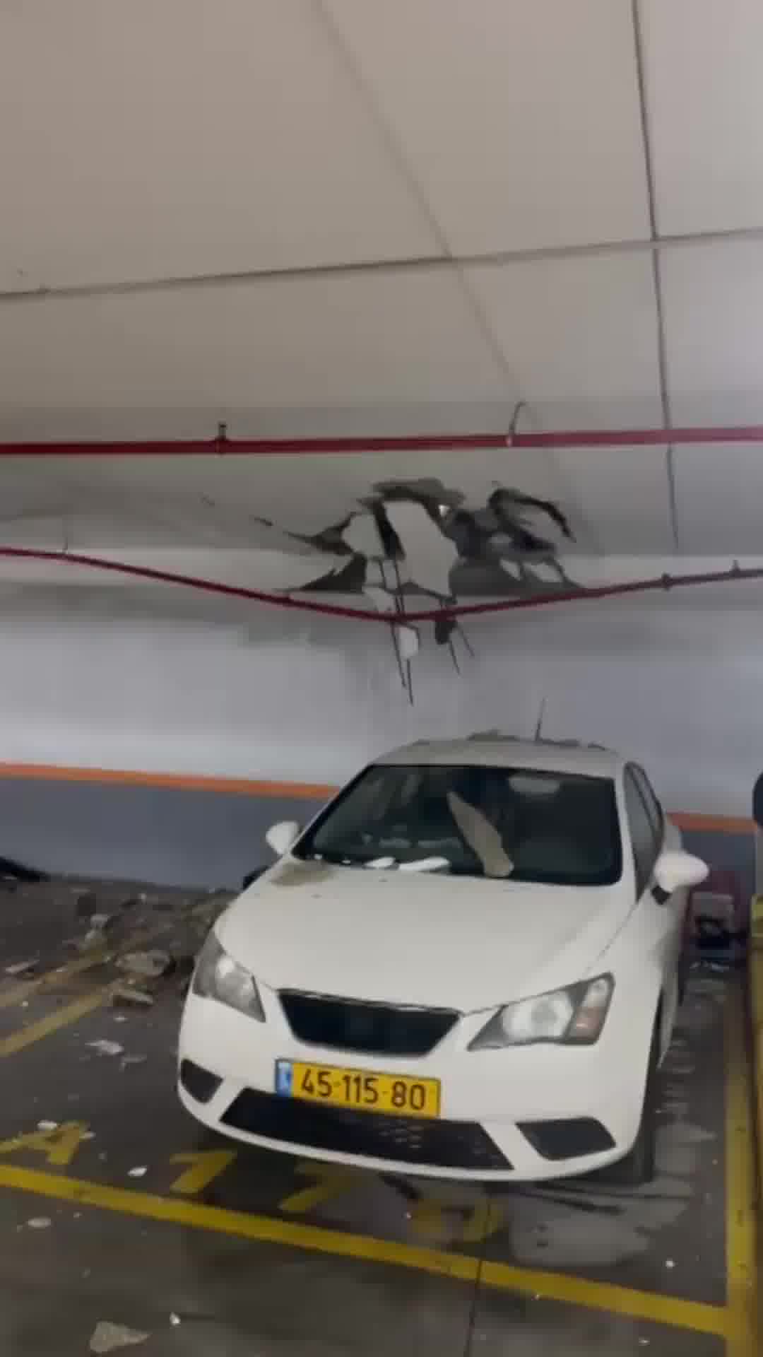 פתח תקווה: רסיס פגע בחלק החיצוני בבניין וחדר לקומה הראשונה של החניון התת-קרקעי