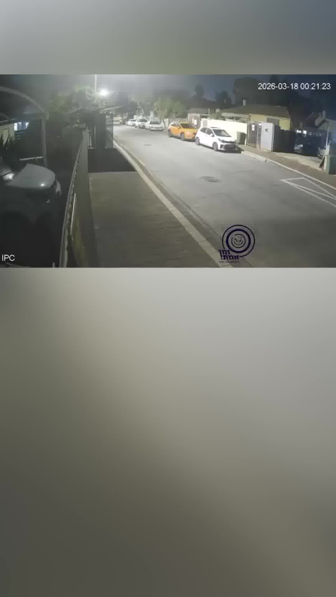  כדור אש ענק באמצע הכביש: תיעוד דרמטי מרגע הנפילה אתמול בפתח תקווה