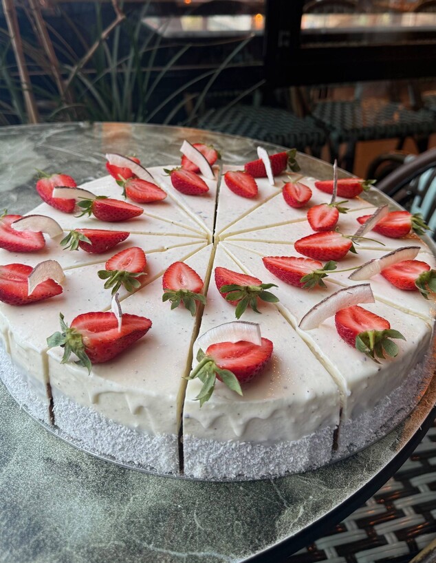 עוגת קוקוס ותותים. אל תפסחו עליה