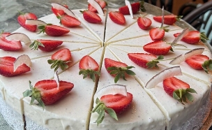 עוגת קוקוס ותותים. אל תפסחו עליה (צילום: דוד מויאל, יחסי ציבור)