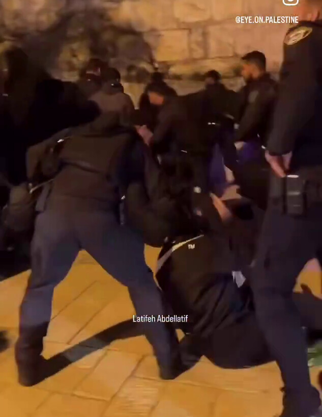 שוטרים תוקפים מתפללים במזרח ירושלים שוטרים תוקפים מתפללים במזרח ירושלים