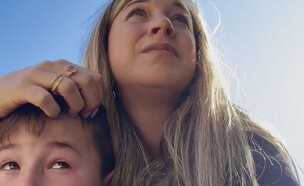 מרב מלחי בן הרוש מגנה על בנה עומר מטילים (צילום: באדיבות המצולמת)