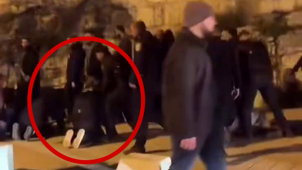 שוטרים תוקפים מתפללים במזרח ירושלים שוטרים תוקפים מתפללים במזרח ירושלים