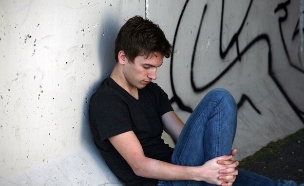 נער עצוב (צילום: Tracy Whiteside, Shutterstock)