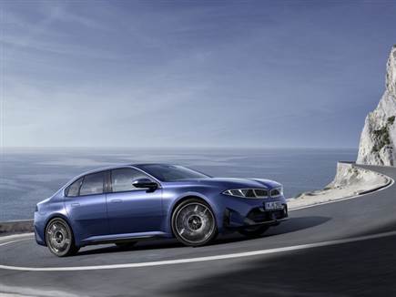 ב-BMW מציינים שהושם דגש על התנהגות הכביש, כולל אופציה למתלי M אדפט (צילום: ספורט 5)