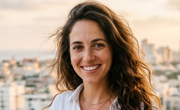 אישה צעירה עומדת על מרפסת (AI: mako)