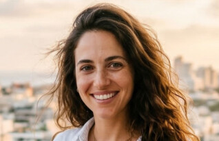 אישה צעירה עומדת על מרפסת (AI: mako)