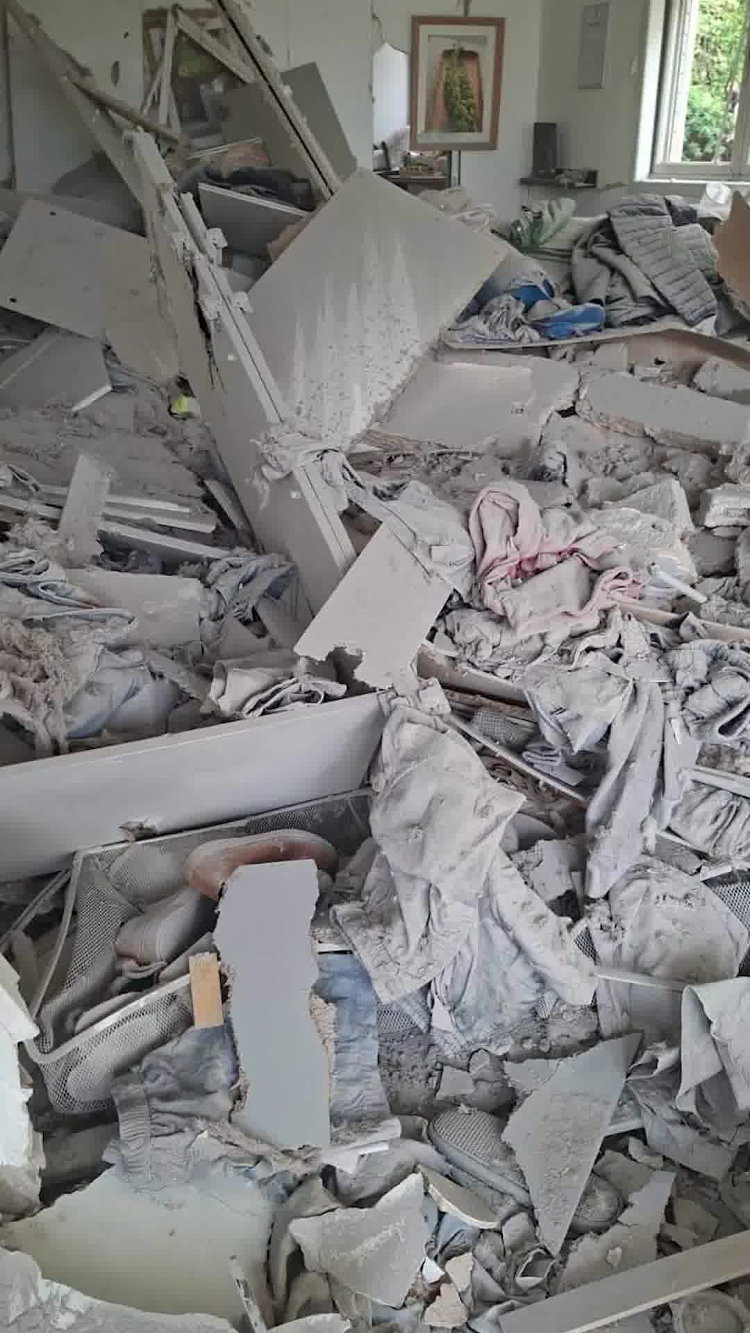 כל הדירה נחרבה: תיעוד מהדירה שנפגעה מטיל מתפצל במרכז | פורסם באישור הצנזורה