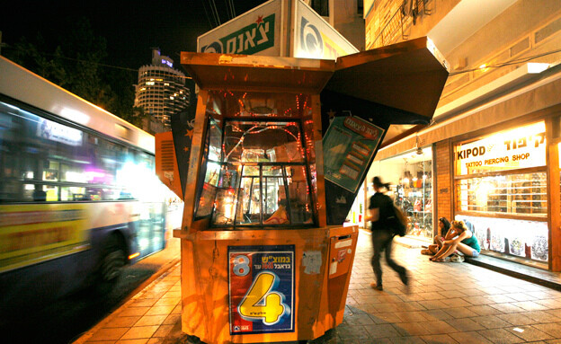 החשד: פרץ ל-20 דוכני פיס