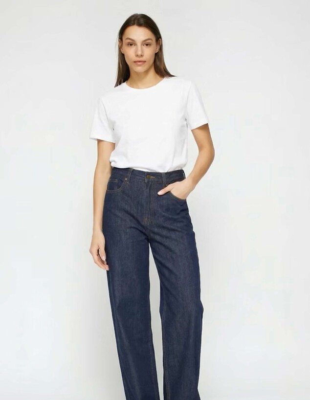 סיבוב ג'ינס כחול לבן