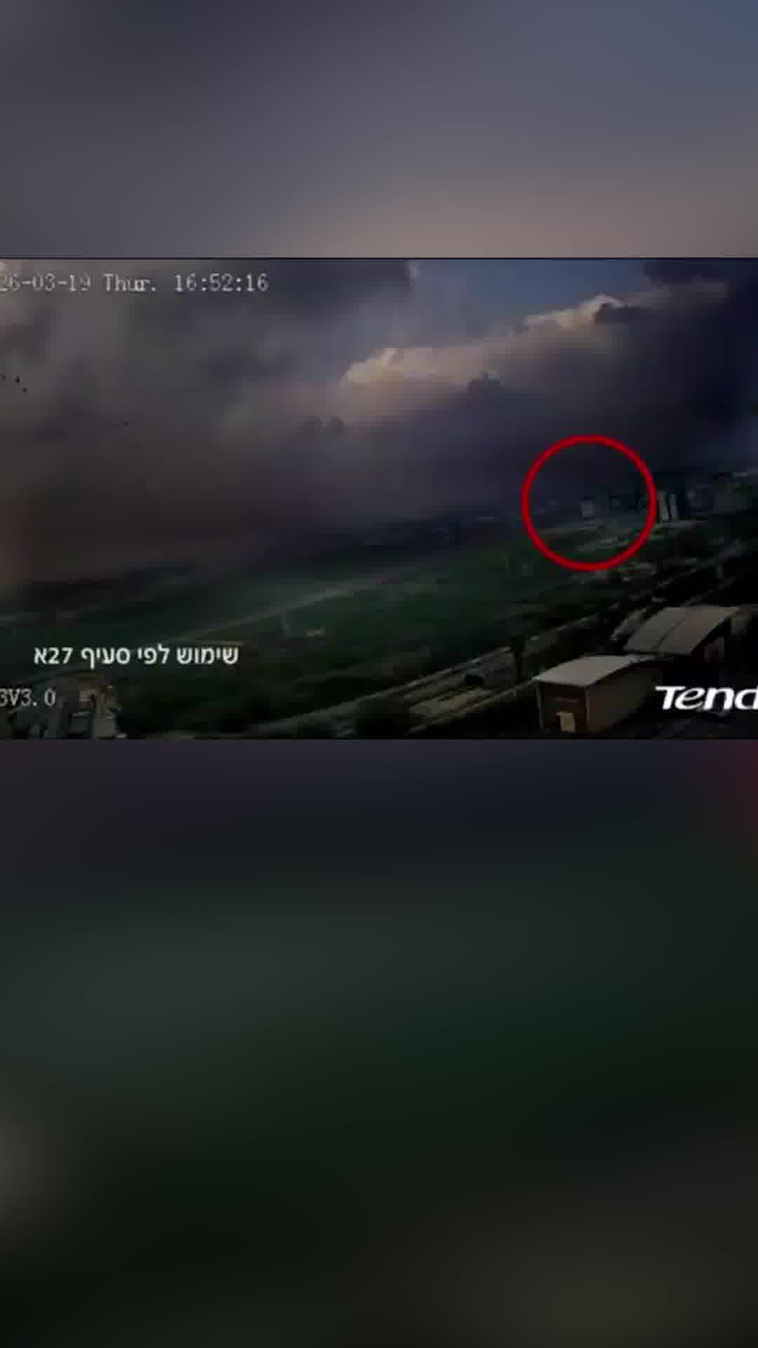 תיעוד: רגע פגיעת הטיל בבתי הזיקוק בחיפה
