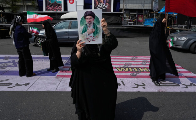 הפגנה בטהראן (צילום: AP)