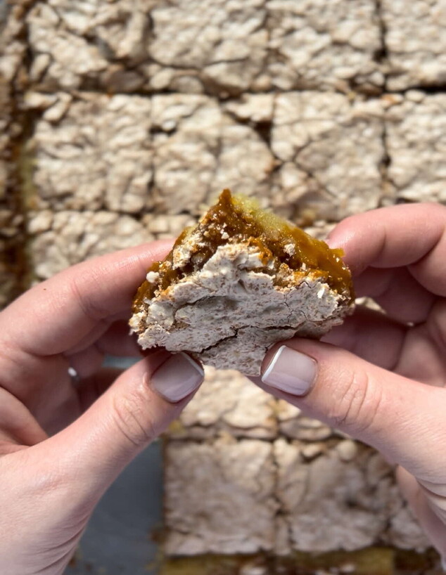 חיתוכיות ריבת חלב ומרנג קוקוס. מי הזכיר אלפחורס?